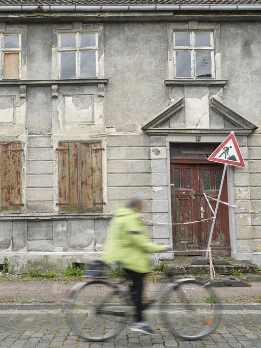 Verfallenes Haus in der Altstadt von Wittenberge im Landkreis Prignitz, Brandenburg