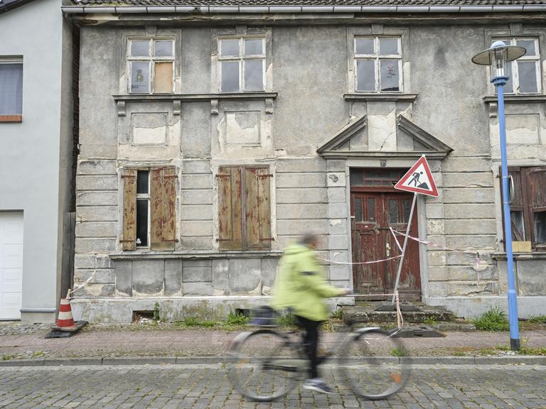 Verfallenes Haus in der Altstadt von Wittenberge im Landkreis Prignitz, Brandenburg