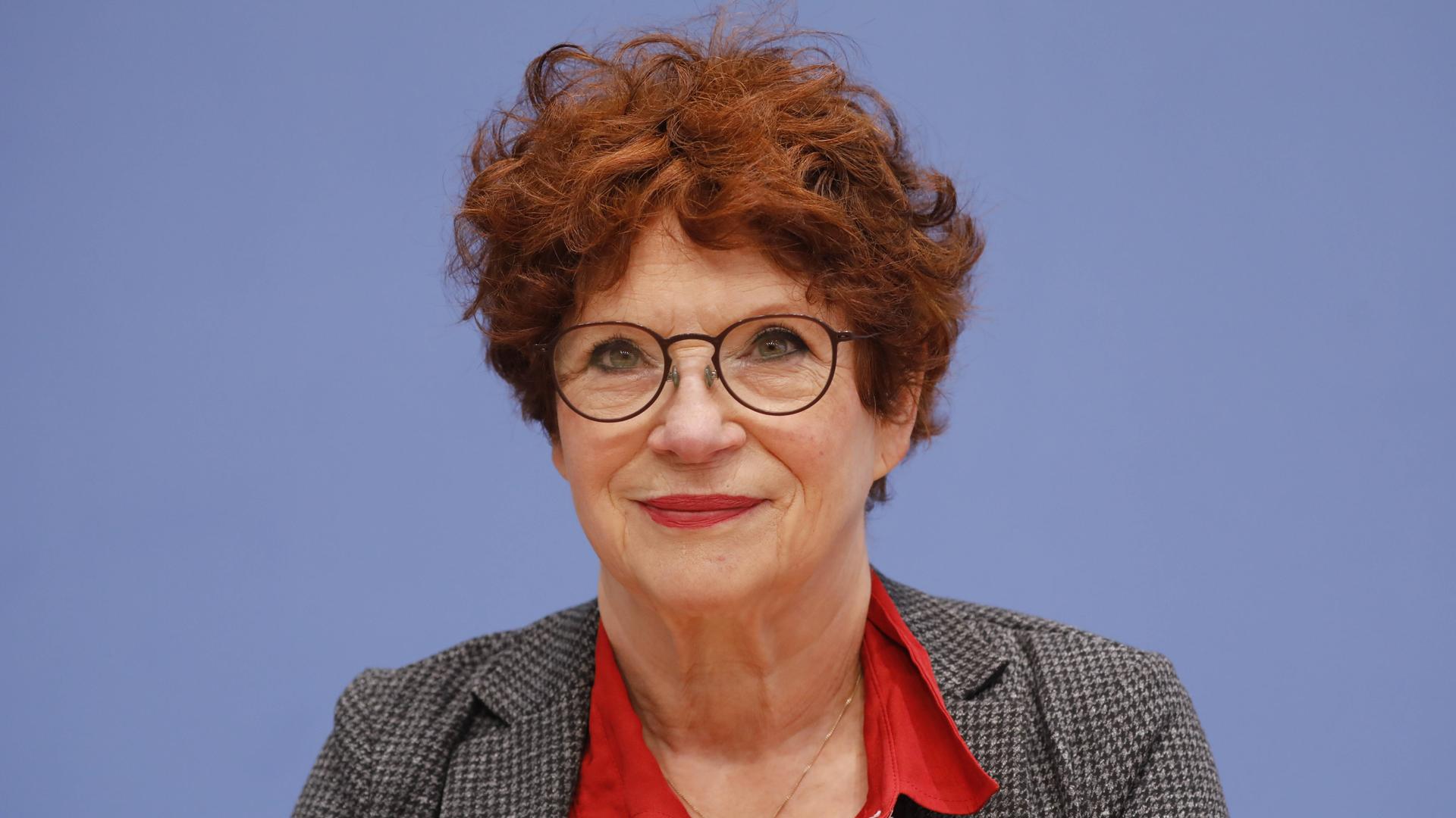 Anetta Kahane lächelt zur Kamera. Anetta Kahane lächelt zur Kamera.