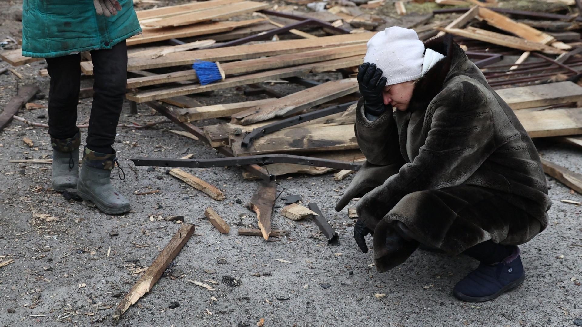 Eine Frau reagiert mit Emotionen, nachdem russische Truppen ein Tierheim in Saporischschja beschossen haben. 