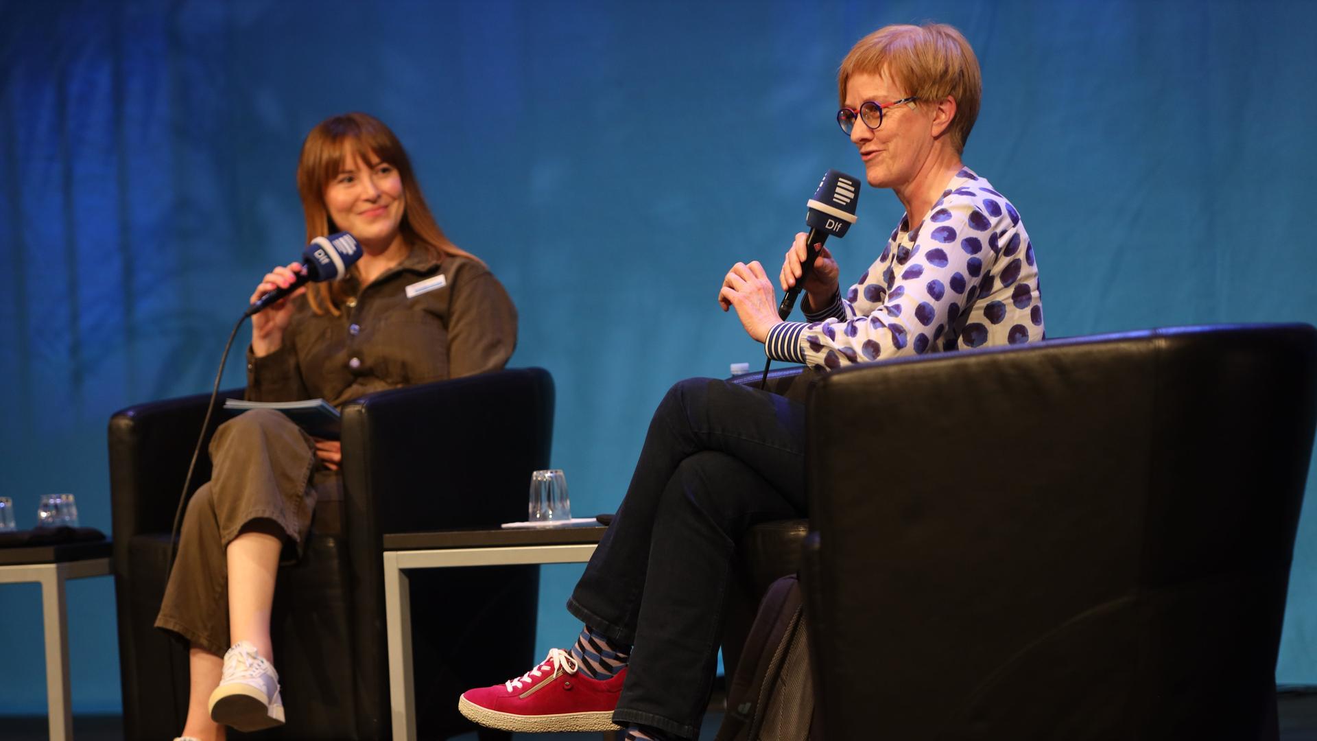Die Linken-Politikerin Heike Sudmann im Gespräch mit Dlf-Moderatorin Marina Schweizer bei der 10. Sportkonferenz im Deutschlandfunk