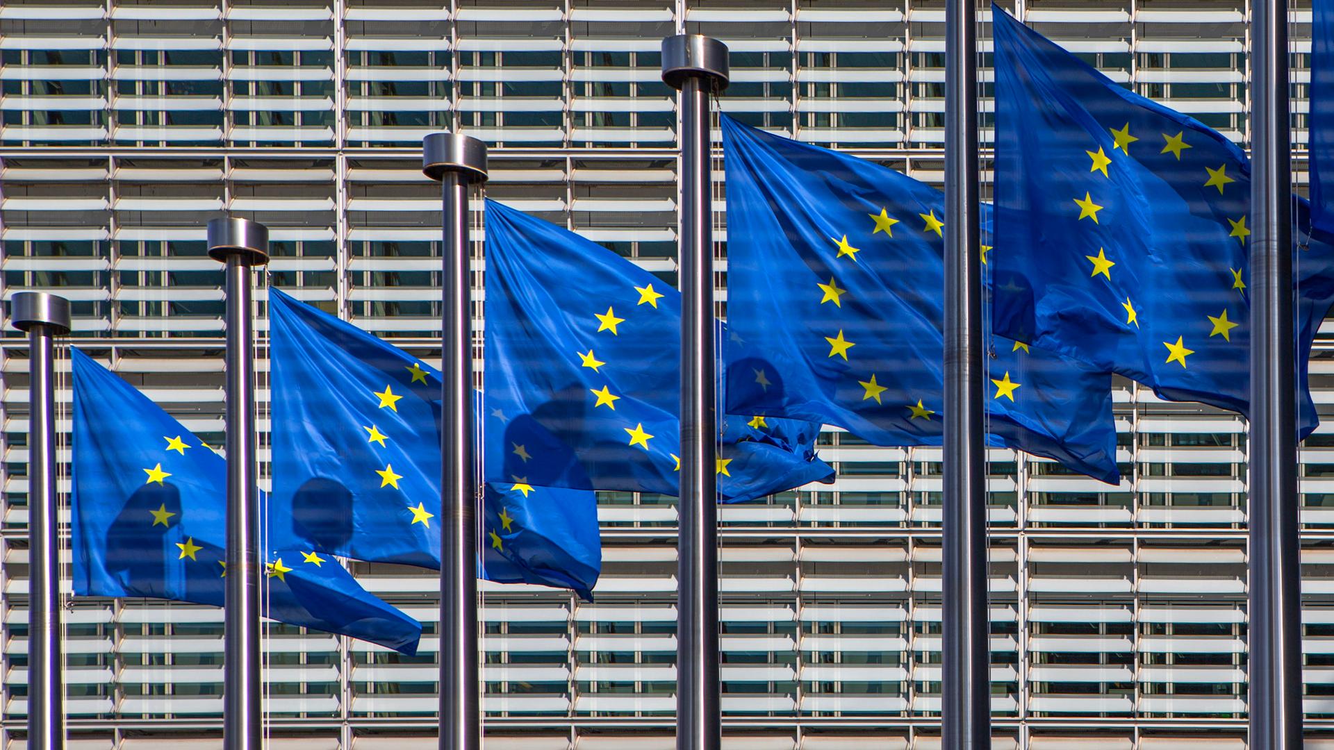 Europa-Fahnen vor dem Berlaymont-Gebäude in Brüssel, dem Sitz der Europäischen Kommission.