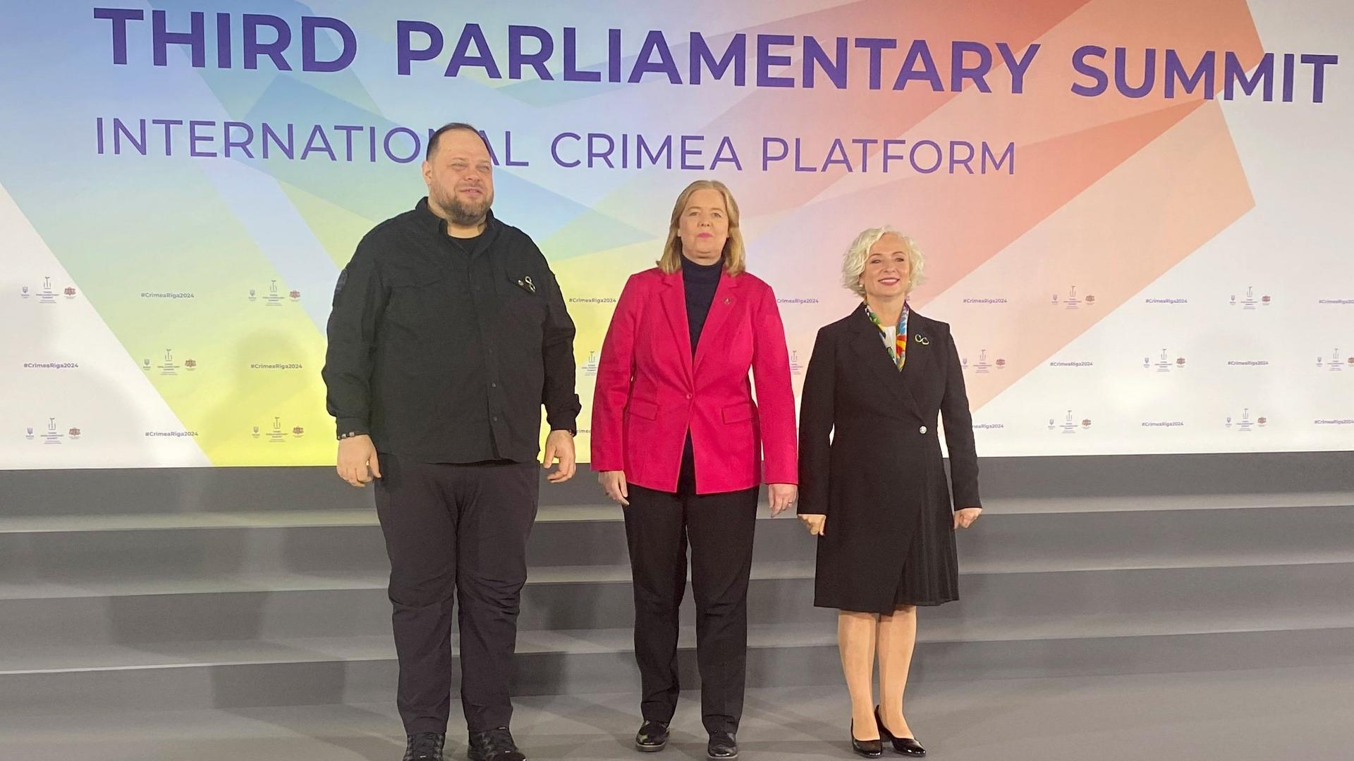Riga: Bundestagspräsidentin Bärbel Bas (M) mit Ruslan Stefantschuk (l), Parlamentspräsident der Ukraine, und Daiga Mierina (r), Parlamentspräsidentin Lettlands bei der 3. Parlamentarischen Konferenz zur Internationalen Krim-Plattform. Riga: Bundestagspräsidentin Bärbel Bas (M) mit Ruslan Stefantschuk (l), Parlamentspräsident der Ukraine, und Daiga Mierina (r), Parlamentspräsidentin Lettlands bei der 3. Parlamentarischen Konferenz zur Internationalen Krim-Plattform.