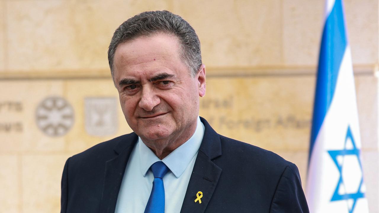 Der israelische Verteidigungsminister Israel Katz. Hinter ihm ist die Fahne Israels. 