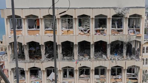 Rettungskräfte und Sicherheitsbeamte überprüfen die Schäden an einem Gebäude in der südlichen Hafenstadt Sidon, das von einem israelischen Luftangriff getroffen wurde.