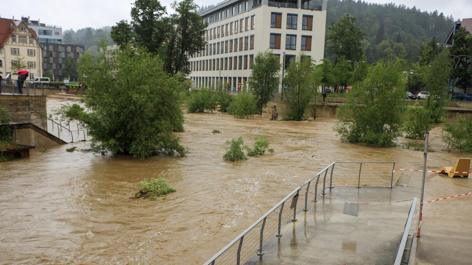 Die Rems in Schwäbisch Gmünd ist nach ergiebigen Regenfällen über die Ufer getreten.