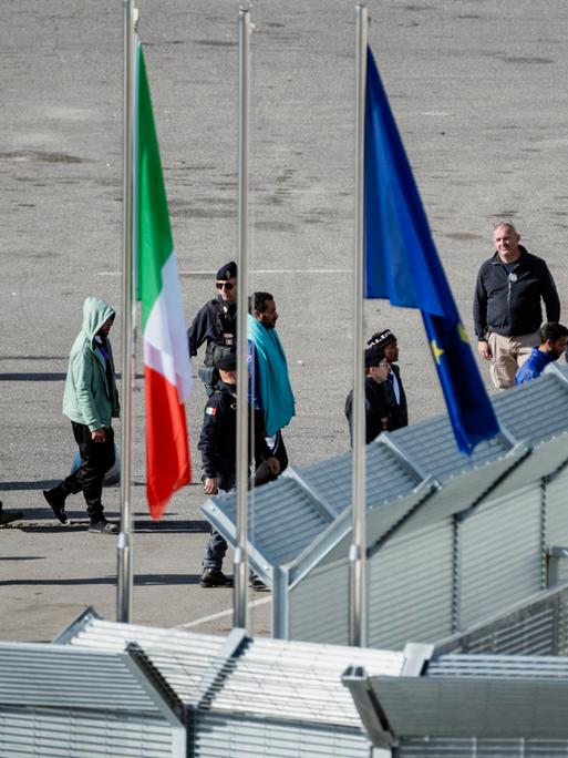 Migranten aus verschiedenen Herkunftsländern kommen im Albanischen Hafen Shengin an