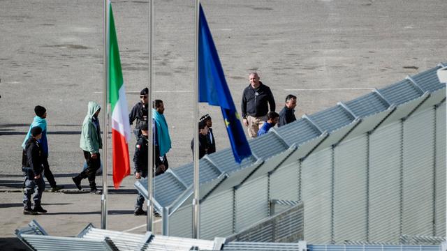 Migranten aus verschiedenen Herkunftsländern kommen im Albanischen Hafen Shengin an