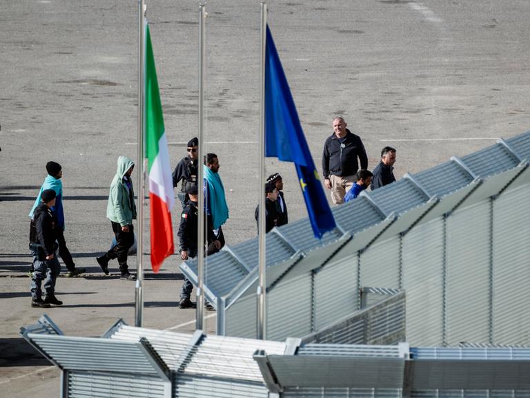 Migranten aus verschiedenen Herkunftsländern kommen im Albanischen Hafen Shengin an