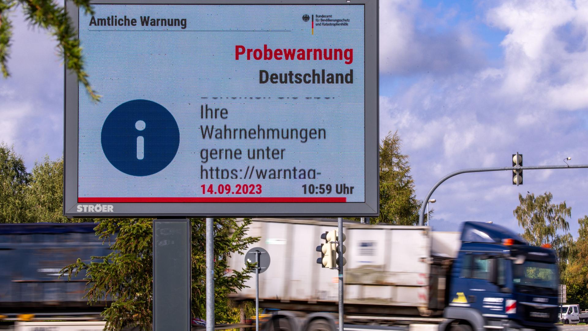 Das Foto zeigt eine Warn-Meldung auf einer Info-Tafel in Schwerin.