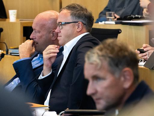 Thomas L. Kemmerich (FDP), Mario Voigt (CDU-Fraktionsvorsitzender) und Bjoern Hoecke (AfD-Fraktionsvorsitzender) im Thüringer Landtag.