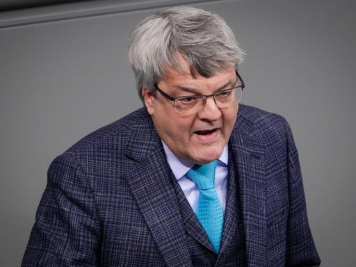 Reinhard Houben von der Partei FDP im Portrait bei seiner Rede im Bundestag.