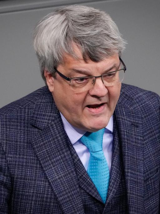 Reinhard Houben von der Partei FDP im Portrait bei seiner Rede im Bundestag.