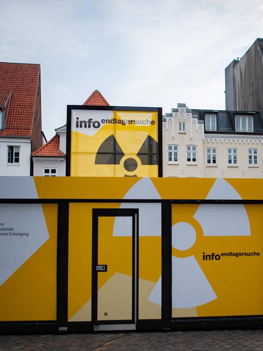 Info-Mobil zur Endlagersuche Info-Mobil auf dem Marktplatz in Flensburg.