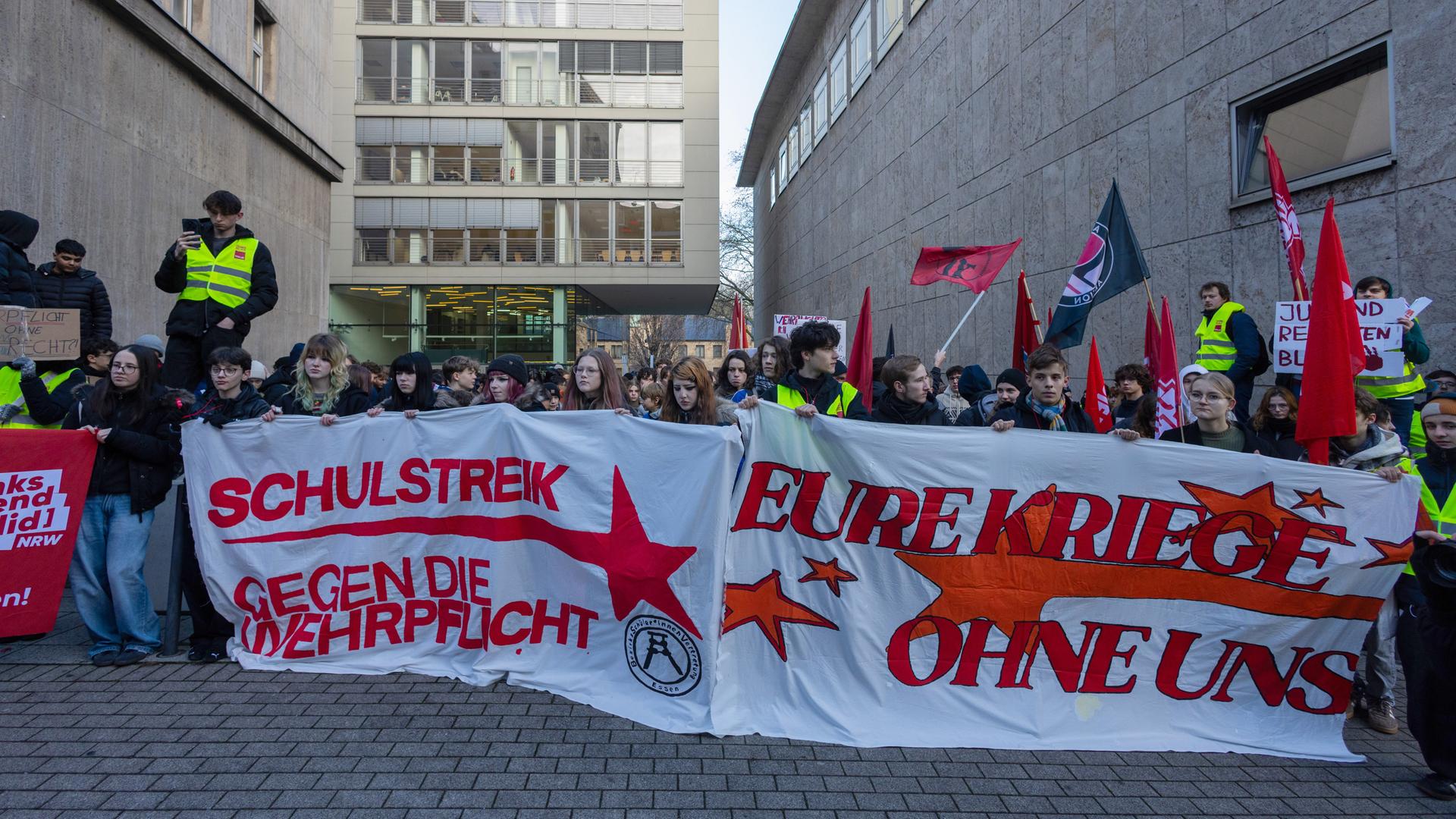 Köln: Schüler demonstrieren vor dem Burggymnasium gegen ein mögliches Wehrdienstgesetz.