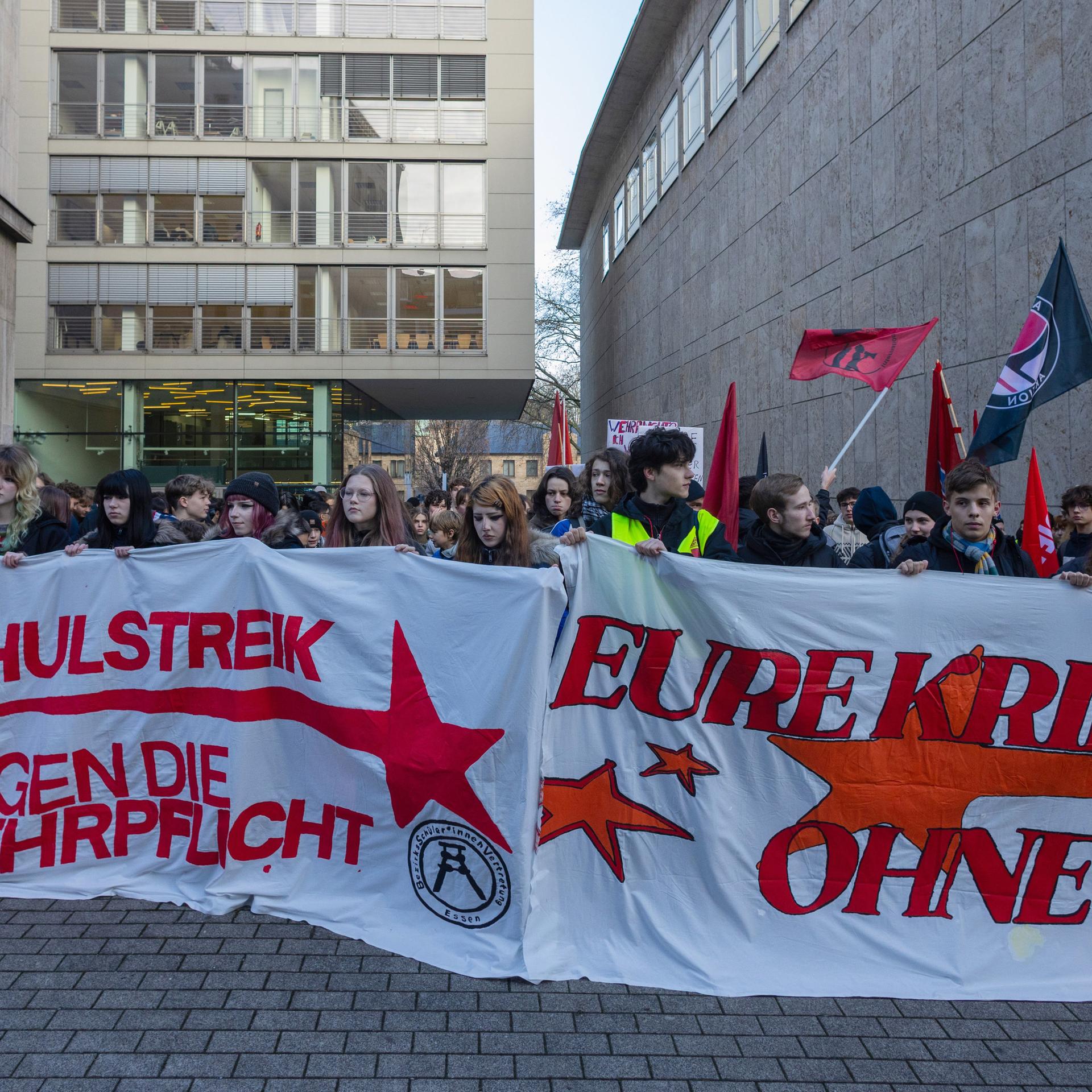 Köln: Schüler demonstrieren vor dem Burggymnasium gegen ein mögliches Wehrdienstgesetz.