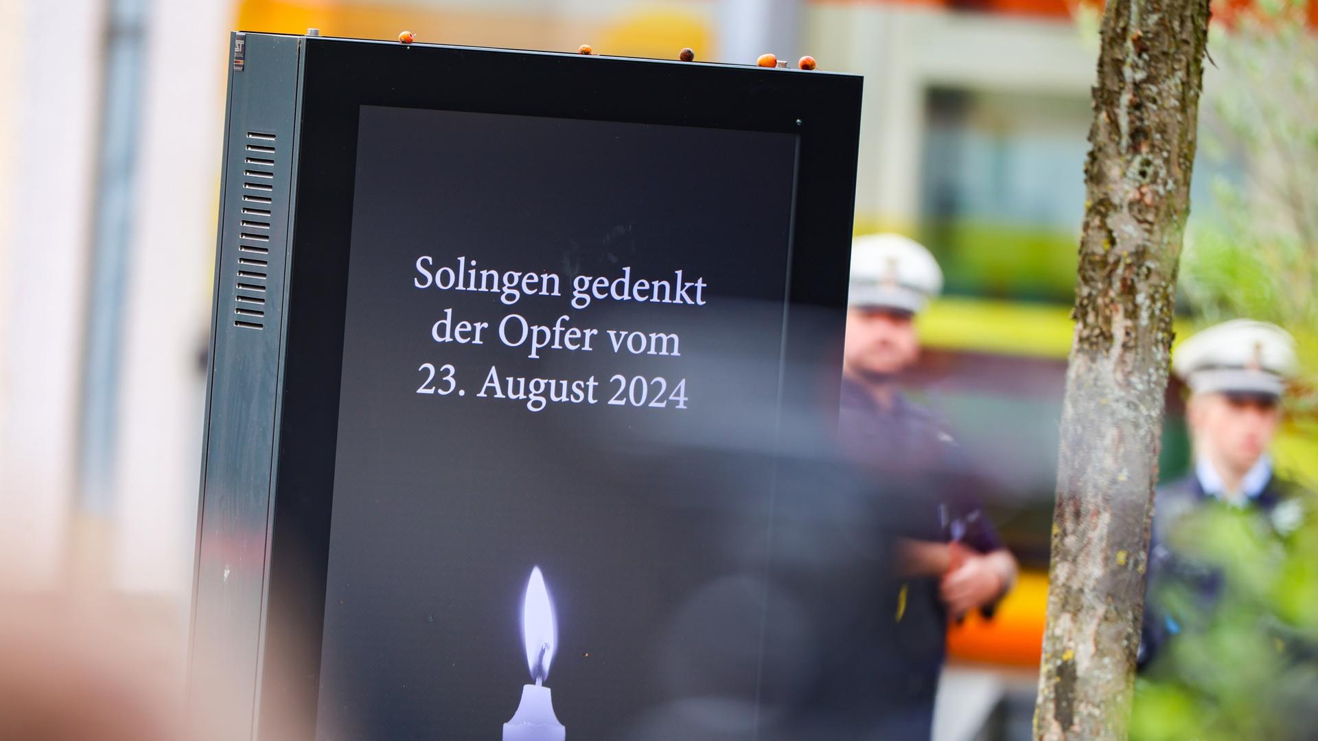 Zu sehen ist eine LED-Anzeige. Darauf steht Solingen gedenkt der Opfer vom 23. August 2024. Zu sehen ist eine LED-Anzeige. Darauf steht Solingen gedenkt der Opfer vom 23. August 2024.