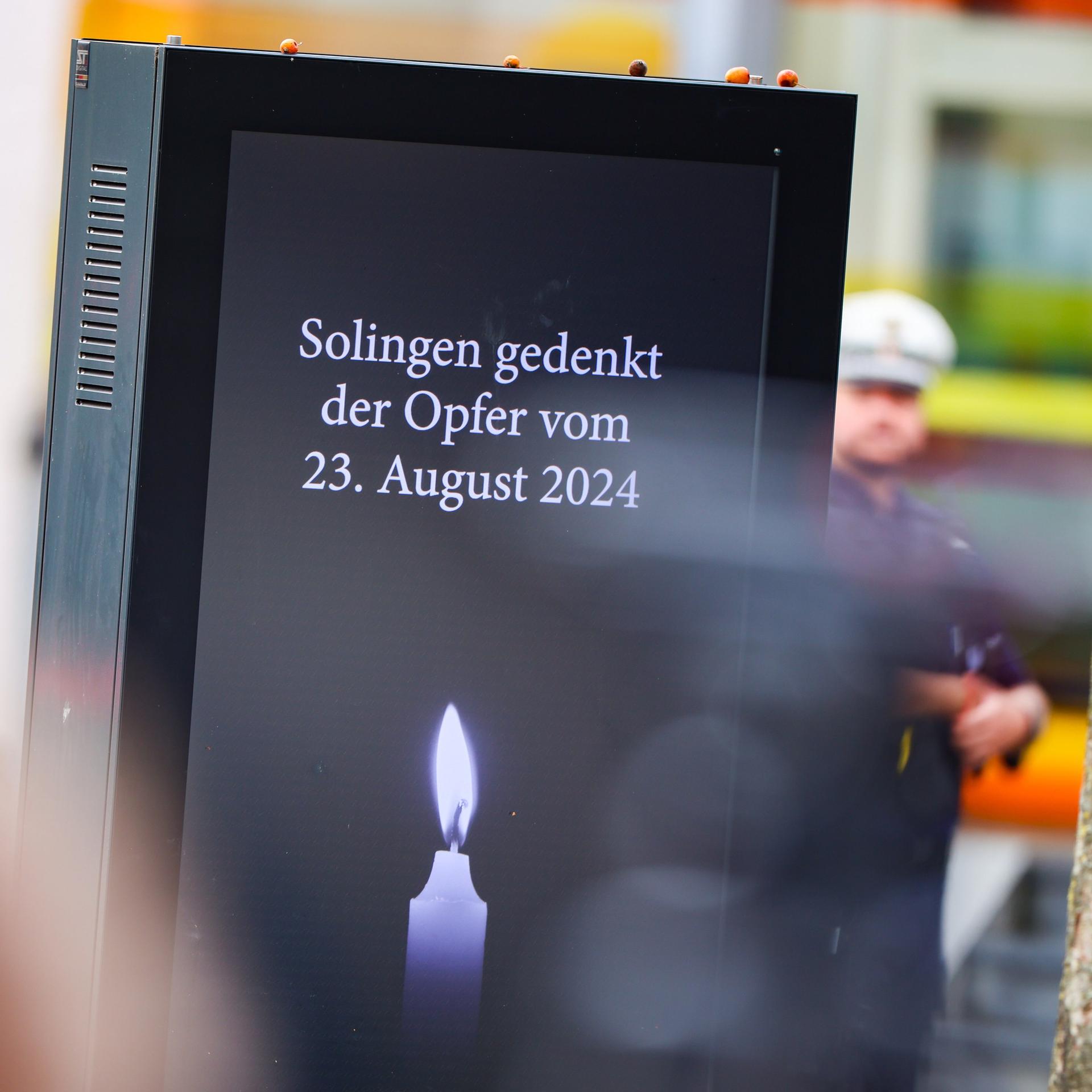 Zu sehen ist eine LED-Anzeige. Darauf steht Solingen gedenkt der Opfer vom 23. August 2024.