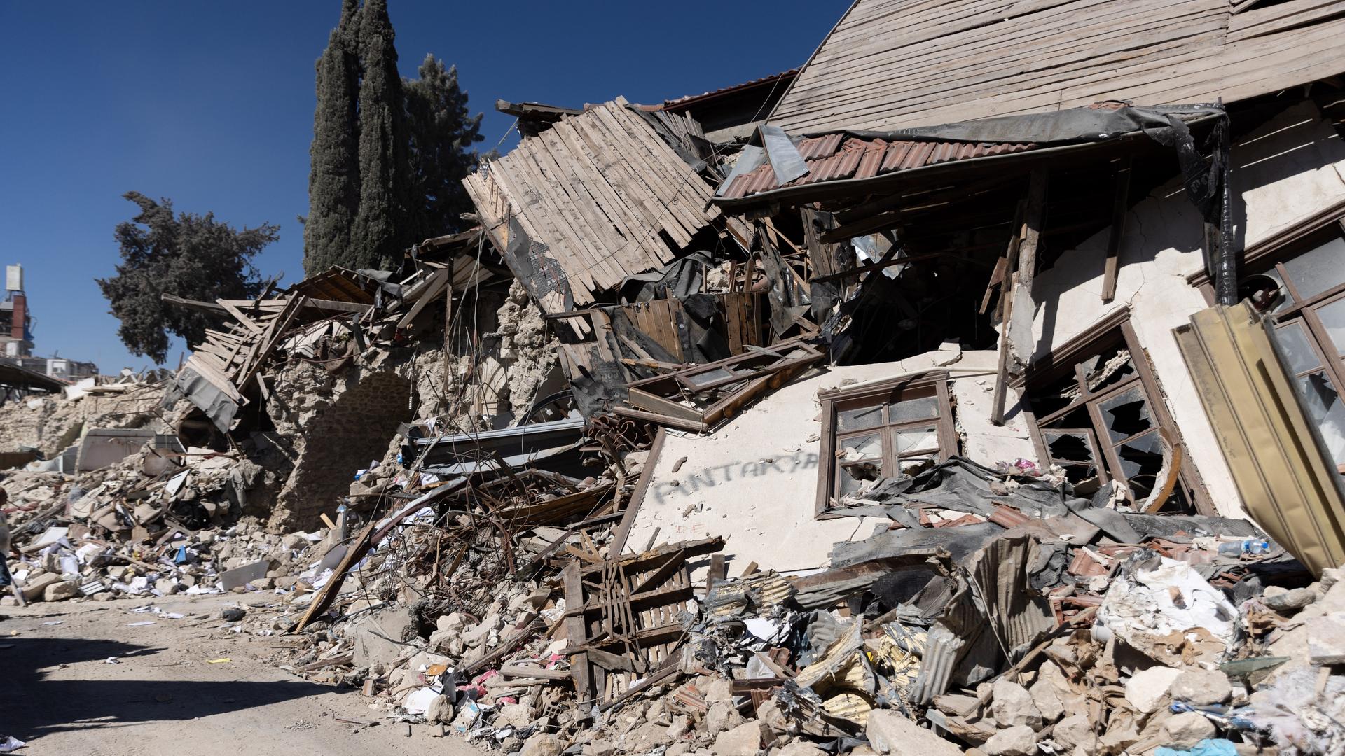 Trümmer liegen in der Altstadt von Antakya, wo das Erdbeben vor fast sechs Monaten schwere Schäden anrichtete.