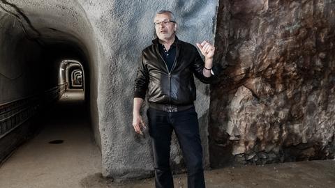Jörg Andres, Direktor des Museums Helgoland, steht in einem alten Bunkerstollen, der zur Zeit renoviert wird. Später soll hier eine Ausstellung Besucher über das Leben im Bunker informieren.