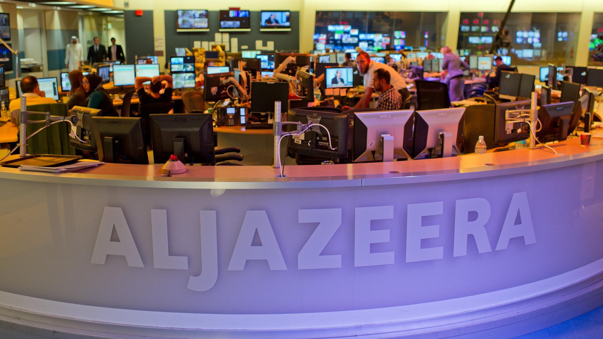 Journalisten arbeiten in Doha, der Hauptstadt von Katar, in einem Newsroom des arabischen Nachrichtensenders Al-Dschasira. (Archivbild von 2012) 