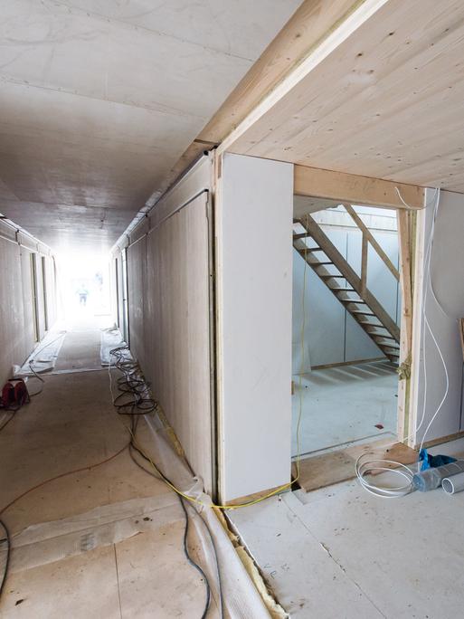 Im Bau befindliche Flüchtlingsunterkunft in Holzmodulbauweise, (2016 in München). Das Gebäude gehörte zum deutschen Beitrag für die Architekturbiennale in Venedig.