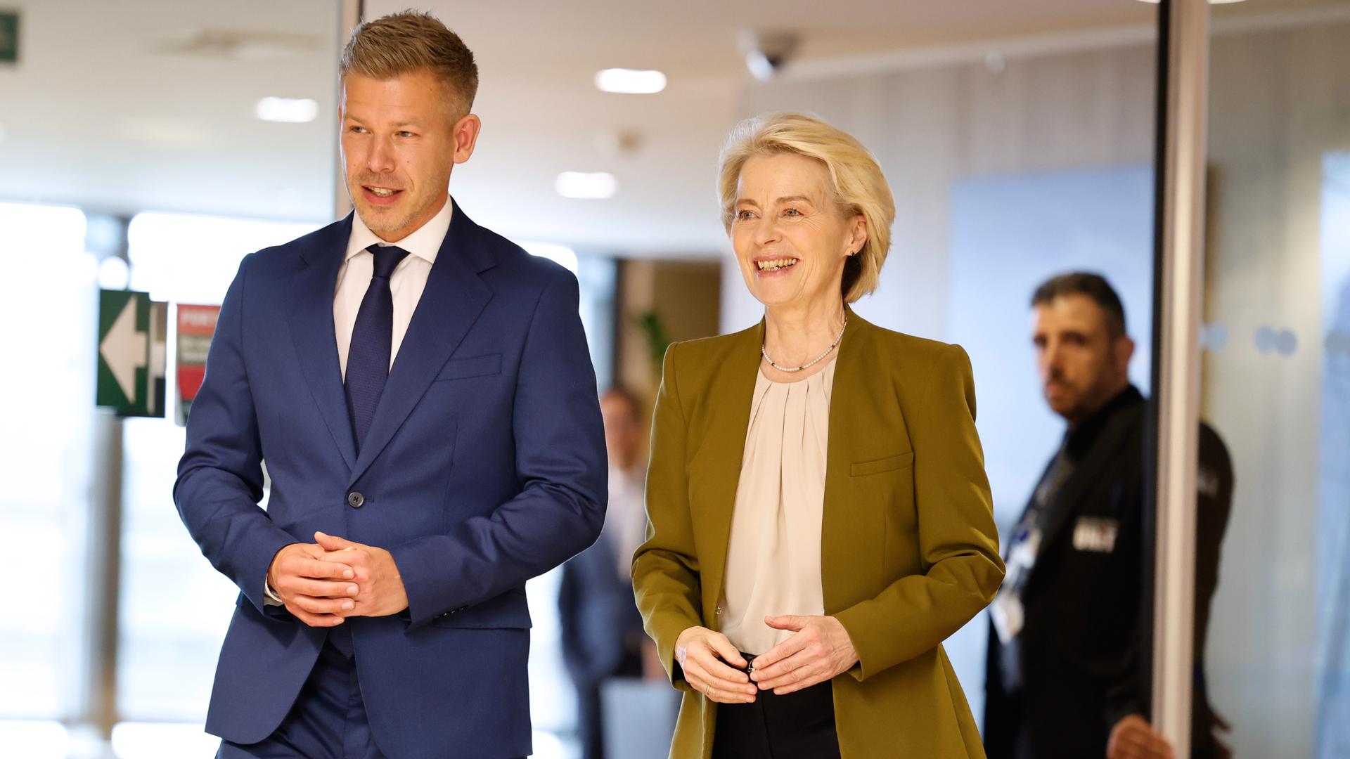 Die Präsidentin der Europäischen Kommission, Ursula von der Leyen, und der Sieger der ungarischen Parlamentswahlen, Péter Magyar, in Brüssel. 