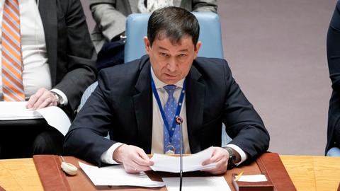 Dmitri Poljanski spricht während einer Sitzung des UNO-Sicherheitsrates. Vor ihm steht ein Schild mit der Aufschrift "Russian Federation".