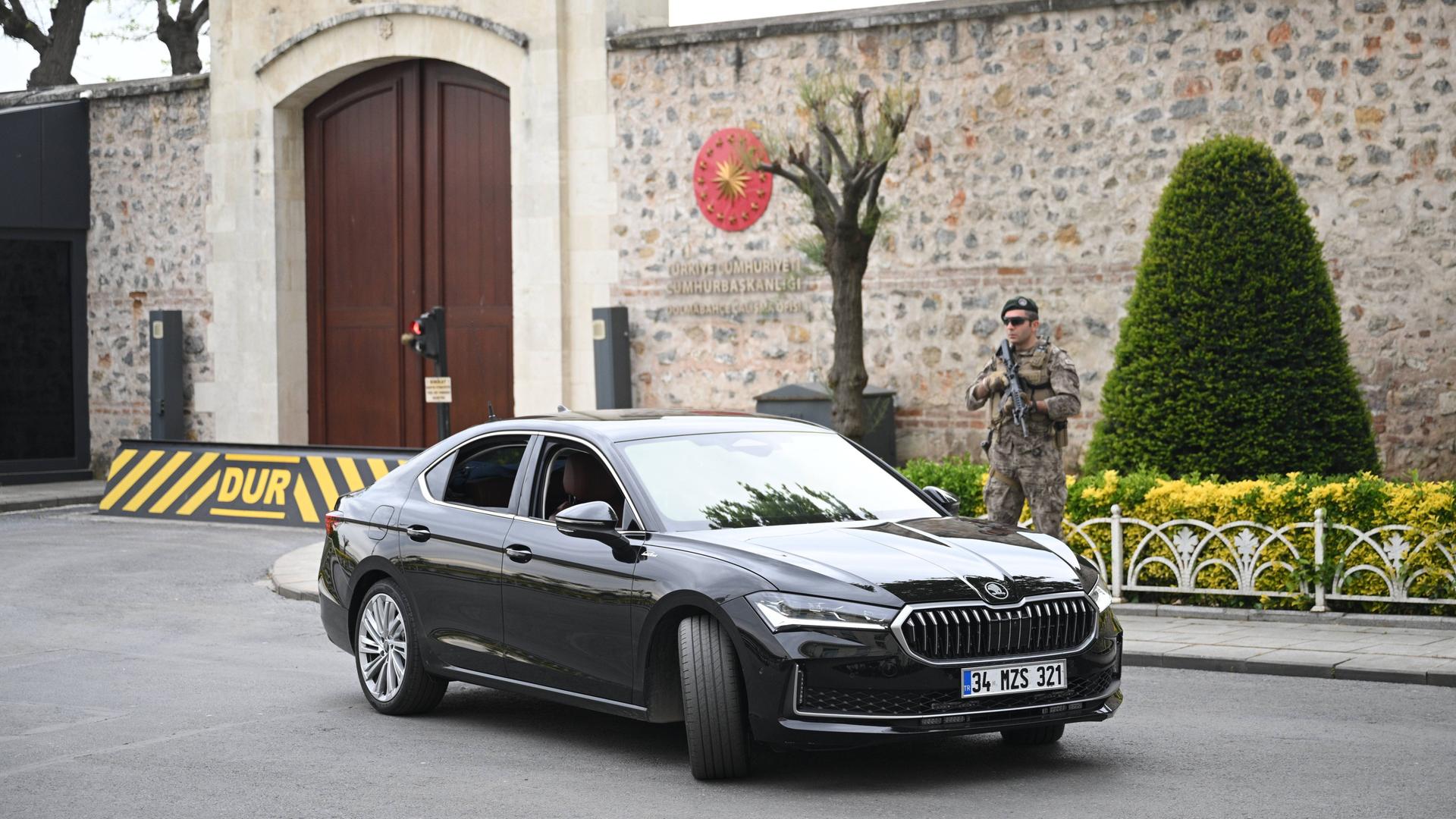 Ein Wagen einer Delegation und eine bewaffnete Sicherheitskraft stehen vor dem Eingang zum Istanbuler Dolmabahce-Palast während der ersten Runde der Verhandlungen um eine Waffenruhe im Krieg in der Ukraine.