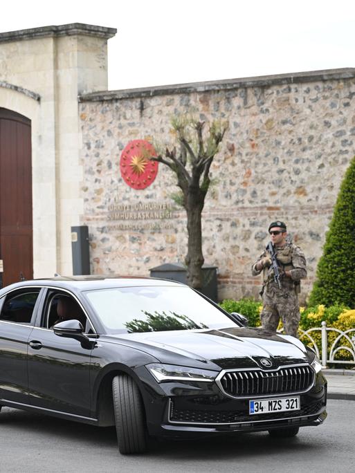 Ein Wagen einer Delegation und eine bewaffnete Sicherheitskraft stehen vor dem Eingang zum Istanbuler Dolmabahce-Palast während der ersten Runde der Verhandlungen um eine Waffenruhe im Krieg in der Ukraine.