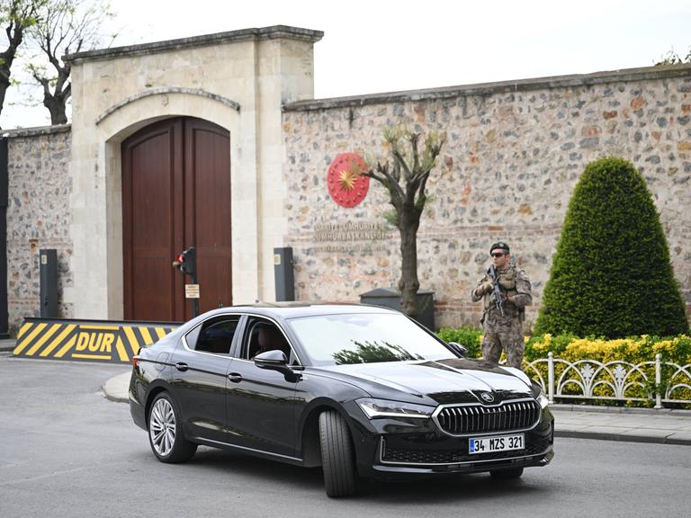 Ein Wagen einer Delegation und eine bewaffnete Sicherheitskraft stehen vor dem Eingang zum Istanbuler Dolmabahce-Palast während der ersten Runde der Verhandlungen um eine Waffenruhe im Krieg in der Ukraine.