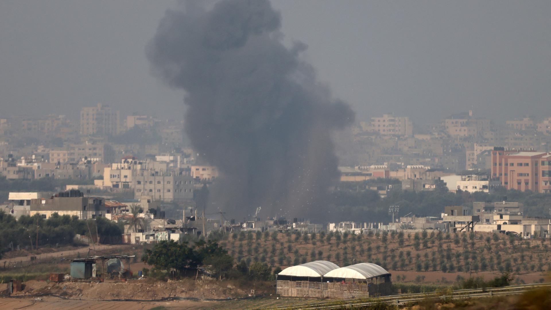 Rauch steigt auf über dem nördlichen Gazastreifen nach Luftangriffen Israels am 22.10.