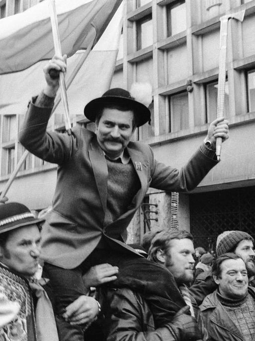 Der Vorsitzende der Solidarność-Bewegung, Lech Walesa, wird von Männern auf den Schultern getragen.