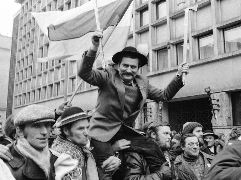 Der Vorsitzende der Solidarność-Bewegung, Lech Walesa, wird von Männern auf den Schultern getragen.