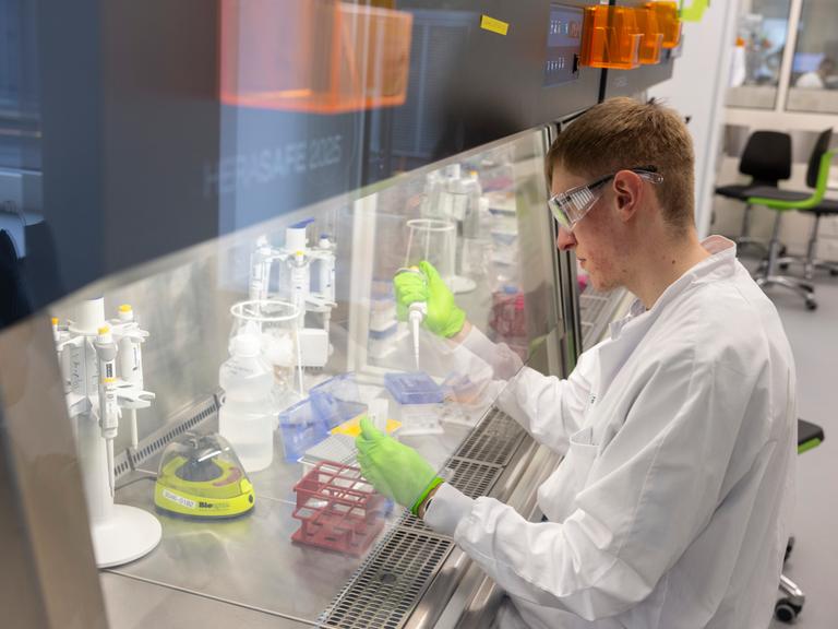 Ein Mitarbeiter beim Unternehmen BioNTech arbeitet in einem Labor in Mainz