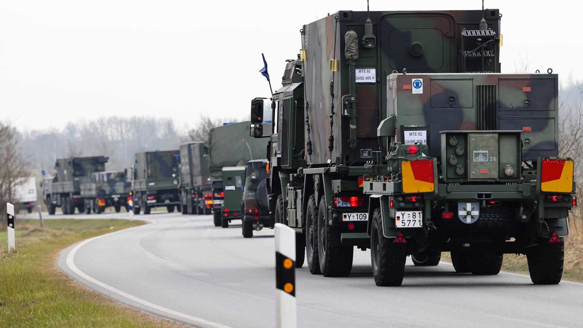 Ein Konvoi verlässt das Bundeswehr-Gelände der Flugabwehrraktengruppe 26 in Husum. Von hier aus hat die Bundeswehr am 16.03.2022 mit einer Verlegung des Flugabwehrraketensystems Patriot in die Slowakei begonnen.