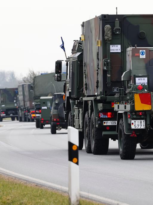 Ein Konvoi verlässt das Bundeswehr-Gelände der Flugabwehrraktengruppe 26 in Husum. Von hier aus hat die Bundeswehr am 16.03.2022 mit einer Verlegung des Flugabwehrraketensystems Patriot in die Slowakei begonnen.