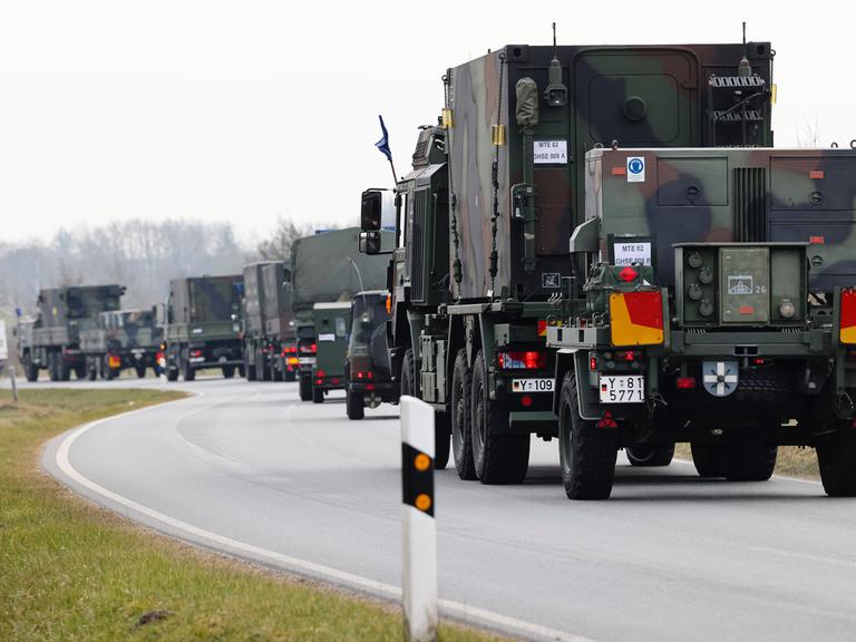 Ein Konvoi verlässt das Bundeswehr-Gelände der Flugabwehrraktengruppe 26 in Husum. Von hier aus hat die Bundeswehr am 16.03.2022 mit einer Verlegung des Flugabwehrraketensystems Patriot in die Slowakei begonnen.