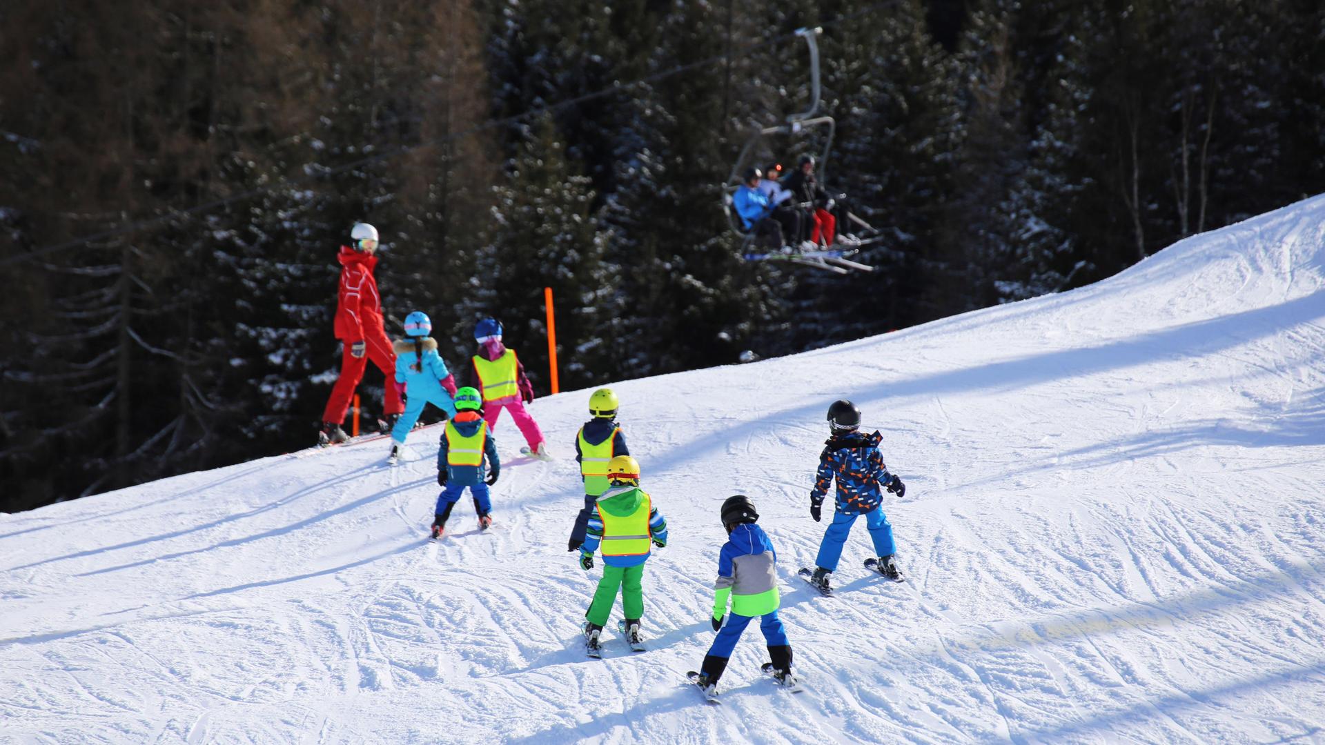 Kinder in der Skischule im Skigebiet von Serfaus, Fiss, Ladis (Tirol, Österreich) Kinder in der Skischule im Skigebiet von Serfaus, Fiss, Ladis (Tirol, Österreich)