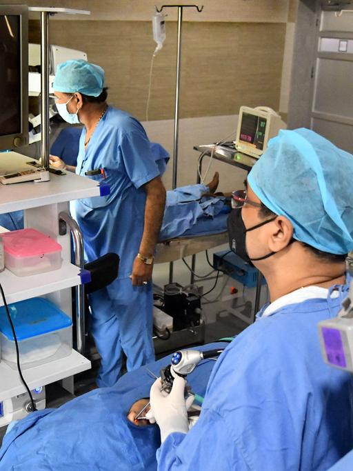 Endoskopische Untersuchung eines Mucormykose-Patienten in Ajmer, Indien - auf einem Computermonitor ist der Pilzbefall im Nasen-Rachenraum zu erkennen