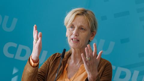 Karin Prien (CDU), Bundesministerin für Familie, Senioren, Frauen und Jugend, steht an einem Rednerpult und gestikuliert. 