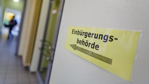 Ein Schild mit der Aufschrift "Einbürgerungsbehörde" hängt in einem Buergeramt.