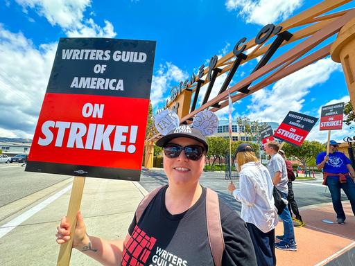 Kaitlin Fontana von der Writer's Guild of America protestiert vor den Disney Studios in Burbank. 