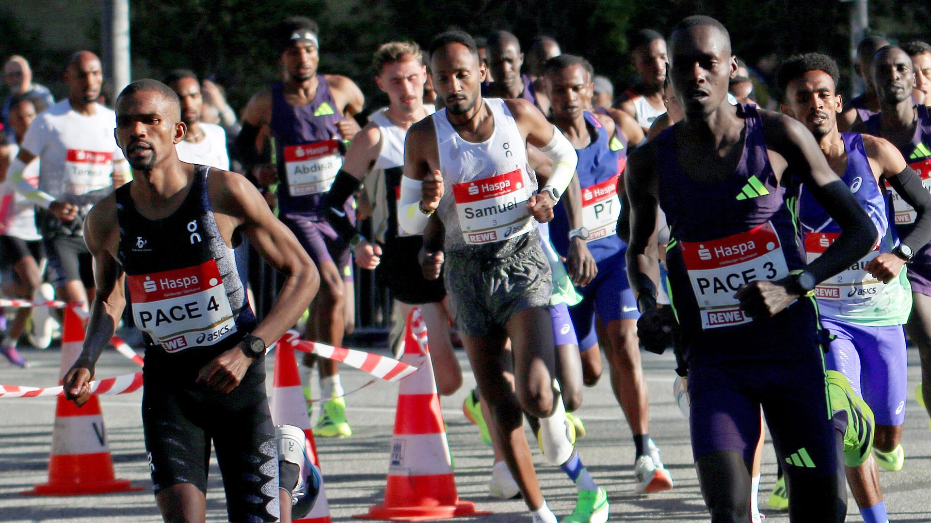 Mehrere Läufer umkurven Verkehrshütchen beim Marathon in Hamburg