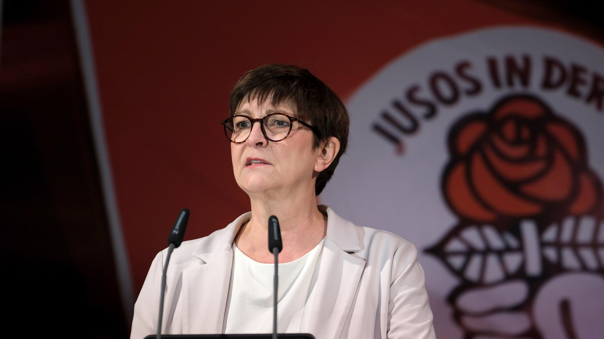 Saskia Esken, Bundesvorsitzende der SPD, spricht bei der Bundeskonferenz der Jungsozialisten (Juso).