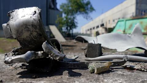 Überreste einer russischen Rakete liegen auf einer Industrieanlange im südostukrainischen Odessa.