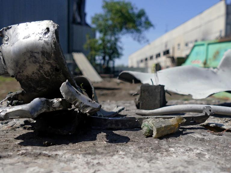 Überreste einer russischen Rakete liegen auf einer Industrieanlange im südostukrainischen Odessa. 