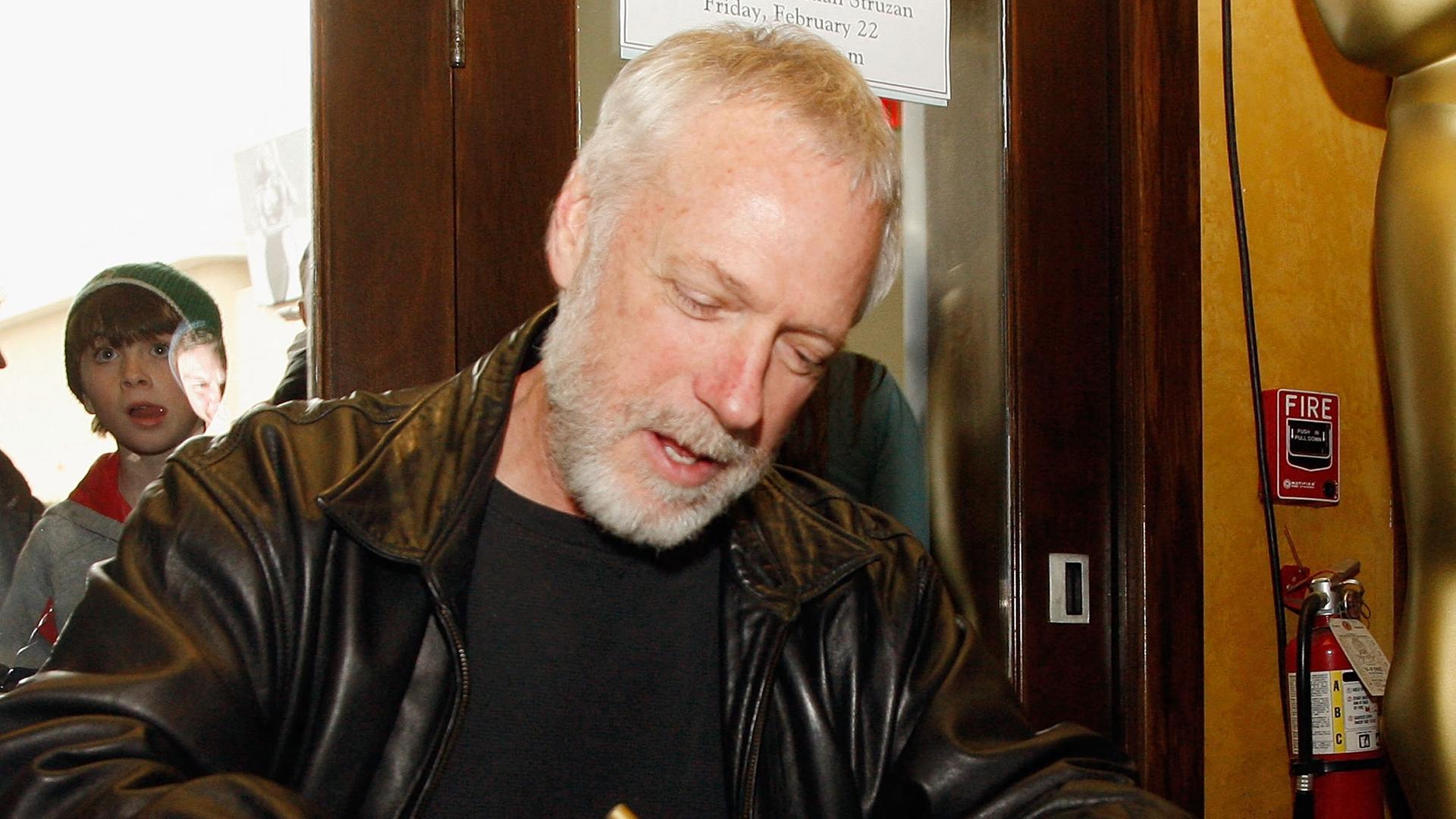 Drew Struzan signiert ein Poster. Drew Struzan signiert ein Poster.