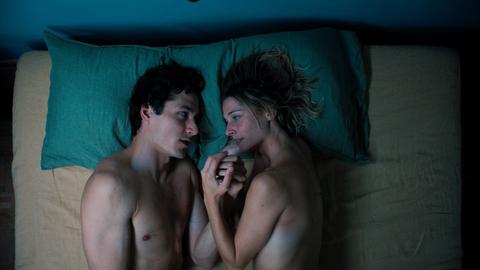 Filmszene zeigt einen Mann und eine Frau im Bett. Luis (Noah Saavedra) und Marie (Svenja Jung) reden das erste mal über sich selbst. Aus der Folge 1 "Der Sex", Regie Bettina Oberli.