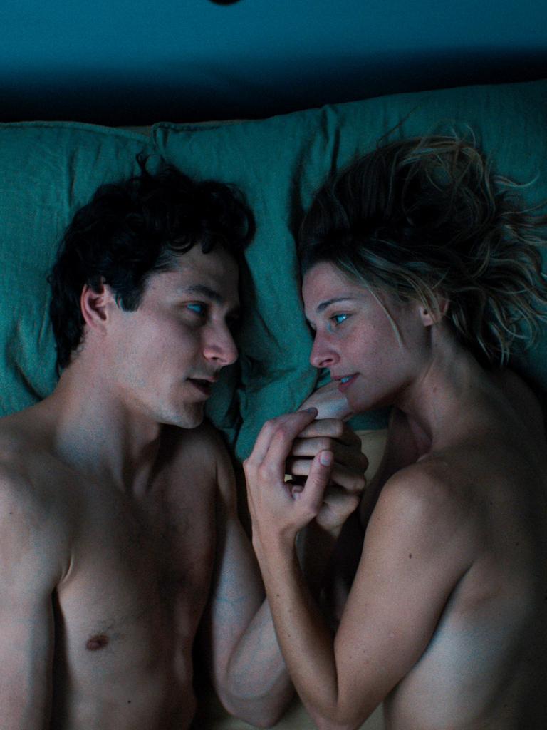 Filmszene zeigt einen Mann und eine Frau im Bett. Luis (Noah Saavedra) und Marie (Svenja Jung) reden das erste mal über sich selbst. Aus der Folge 1 "Der Sex", Regie Bettina Oberli.